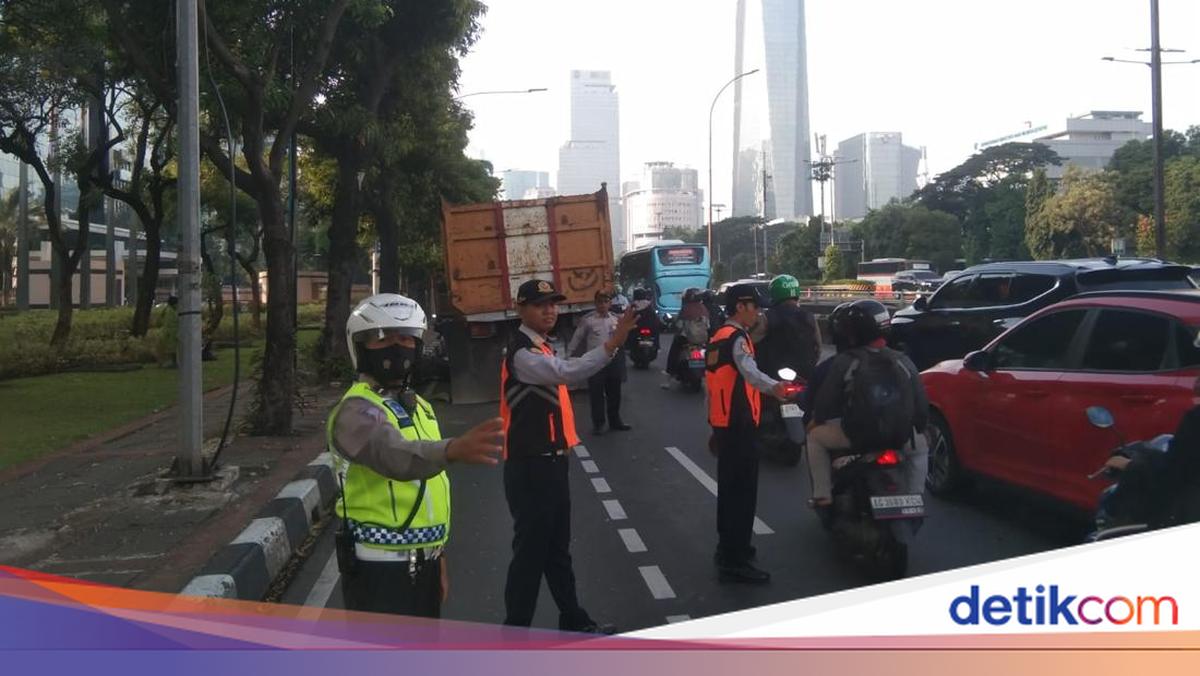 Dump truck tyre bursts on Jalan Gatot Subroto towards Kuningan, traffic congested