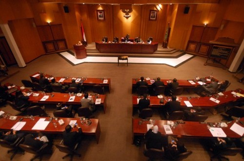 Many Empty Seats in Majalengka DPRD, Some Busy Playing Mobile Games During Plenary Session