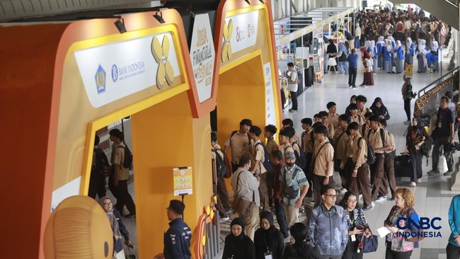 Students and University Students Swarm Jogja Expo Centre to Watch Purbaya and Ari Lasso