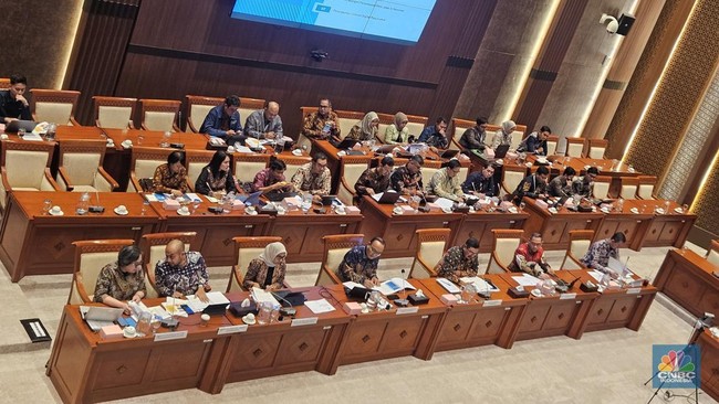 DPR Accelerates Online Ride-Hailing Law as Personal Data Protection Law to be Amended
