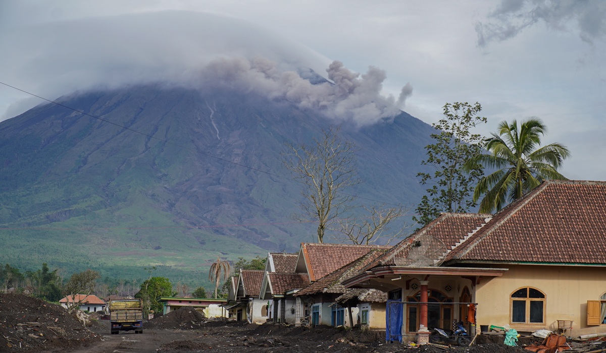 Mount Semeru Eruption: 1,000-Metre Plume, Alert Level III