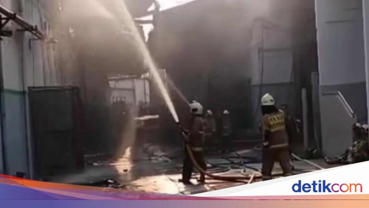 Fire at West Jakarta Plastic Factory Still Not Extinguished After Four Days
