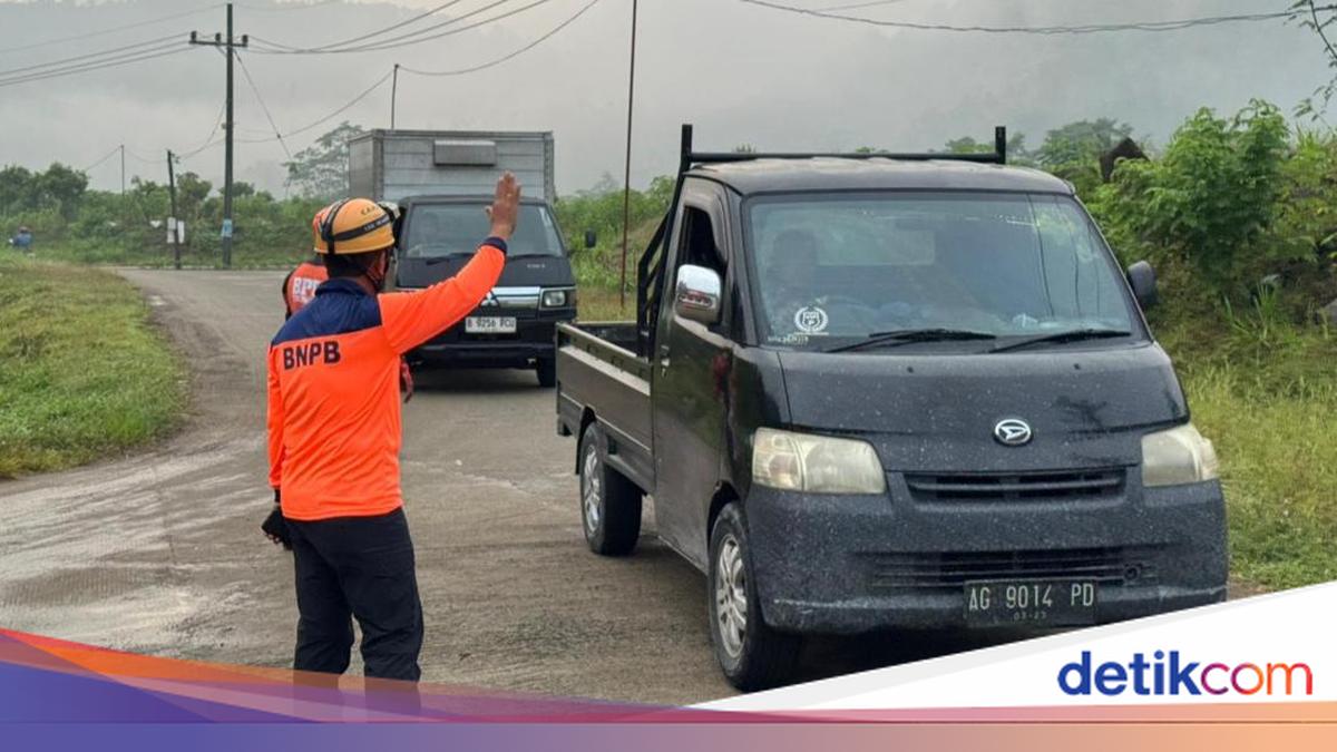 Rockfall Closes Km 16 Trenggalek–Ponorogo Road