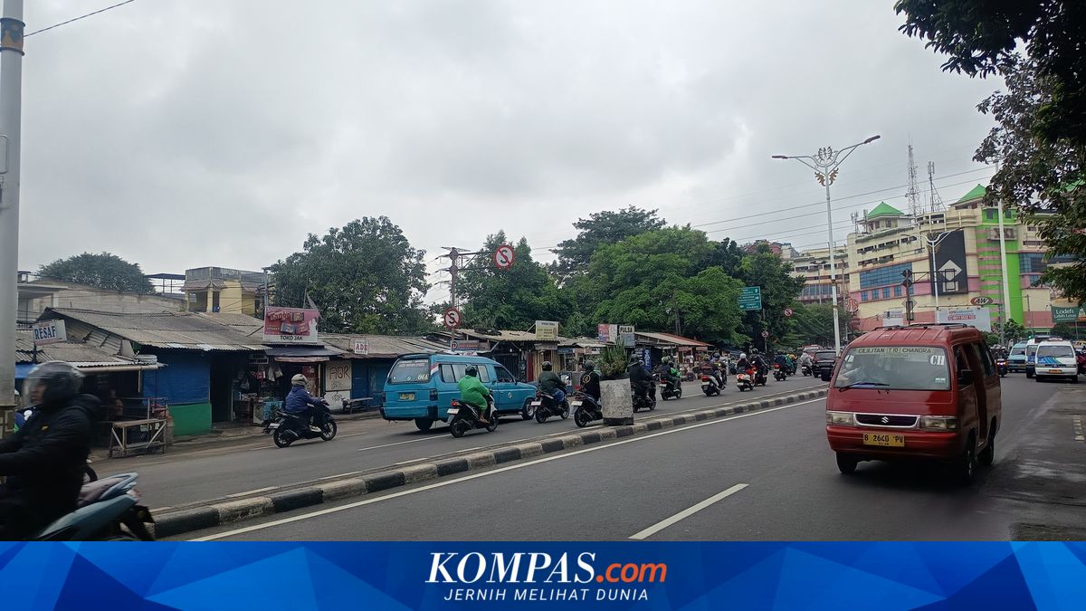 Heavy machinery breakdown on Jalan Raya Bogor triggers congestion, traffic back to normal