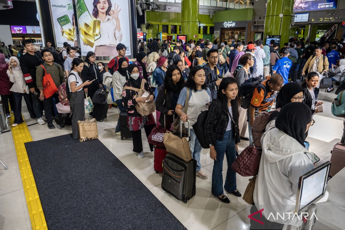 Disruption at Pasar Senen Station Causes Train Delays