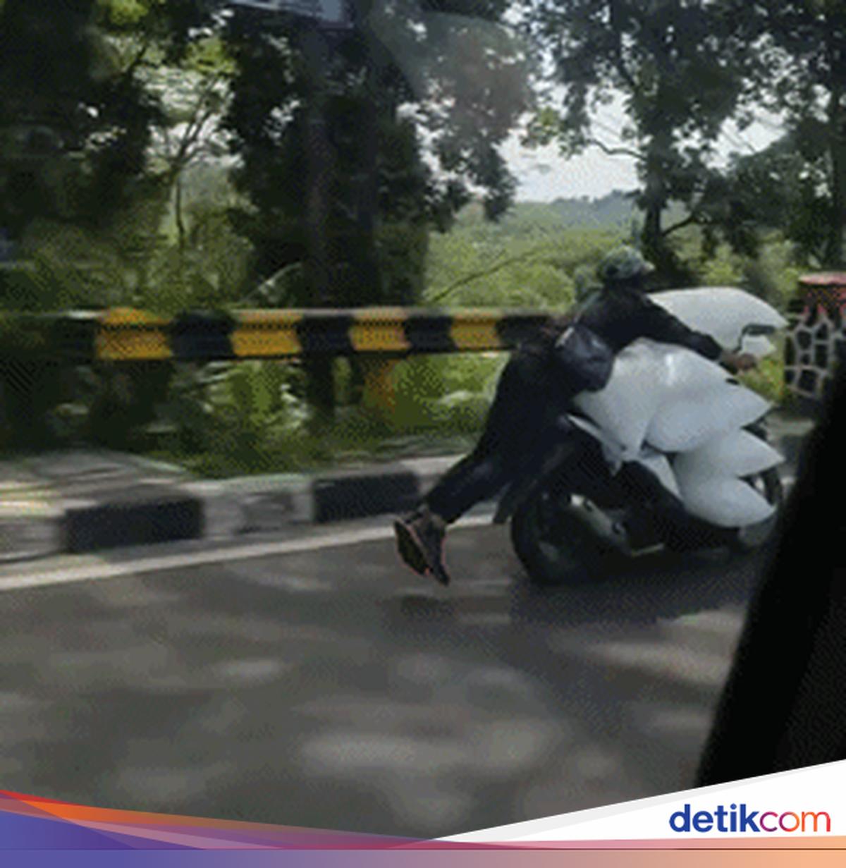 Bystander Terrified as Ice-Bag Carrier on Motorcycle 'Soars' Like Superman in Bogor