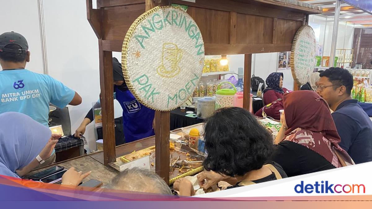 An Angkringan Stall at Jogja Financial Festival 2026, Nasi Kucing Priced at Rp 3,000!