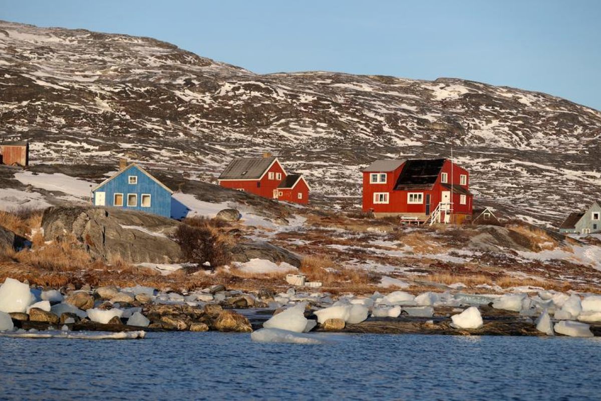 US ambassador says Trump rules out using force to seize Greenland