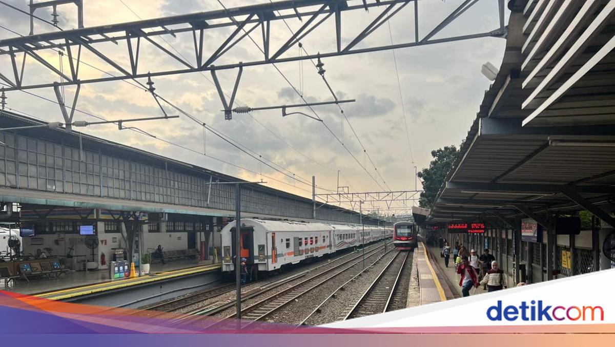 Evacuation of Derailed Locomotive at Senen Completed as Train Services Return to Normal