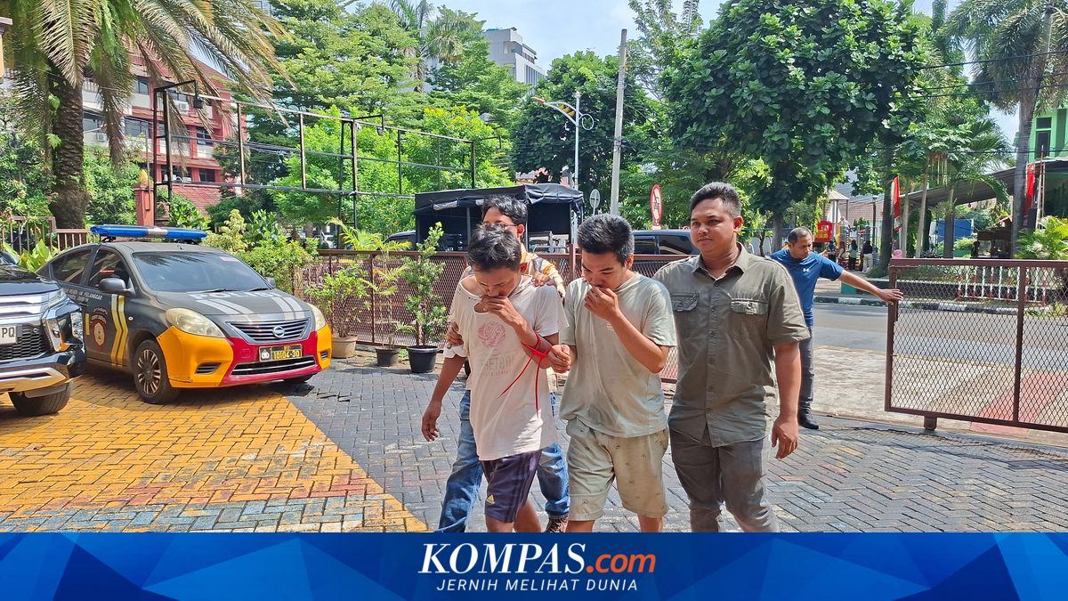 Residents chase jewellery thief in Kebon Jeruk, West Jakarta; he is rammed by a motorbike, falls, and is beaten