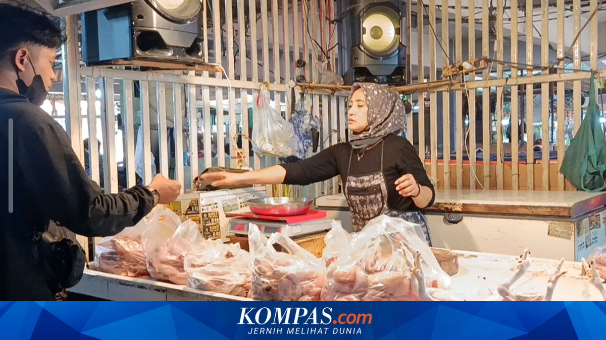 Chicken prices at Pasar Baru Bekasi rise by 35 percent, 'Only regular customers are still buying, it's really bad now'
