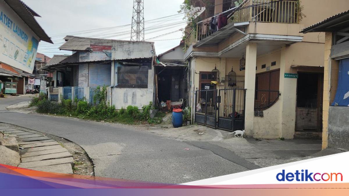 Tracking the 'Pocong' Footprints That Turned Out to Be a Cosplaying Busker in Ciputat
