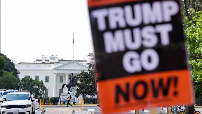 Strange! Trump Threatens to Sue His Own Government, and Distributes a Massive Payout