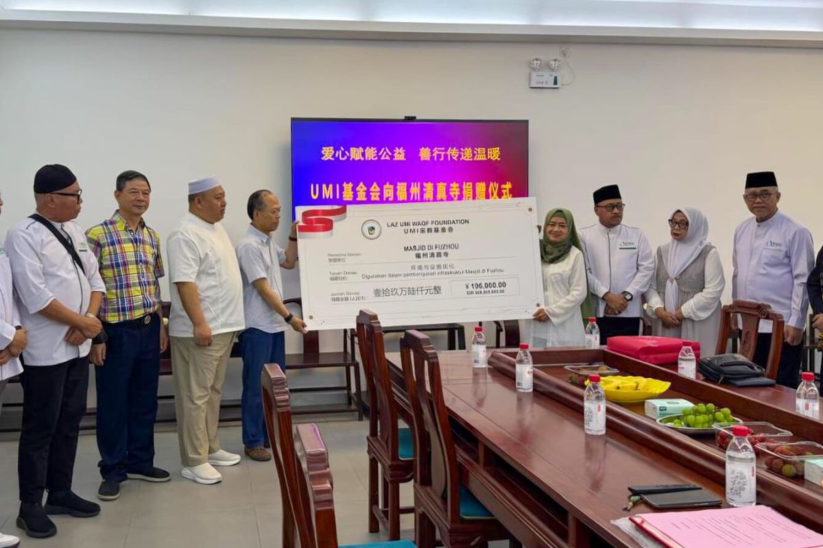 UMI Donates Rp500 Million to Fuzhou Mosque in China