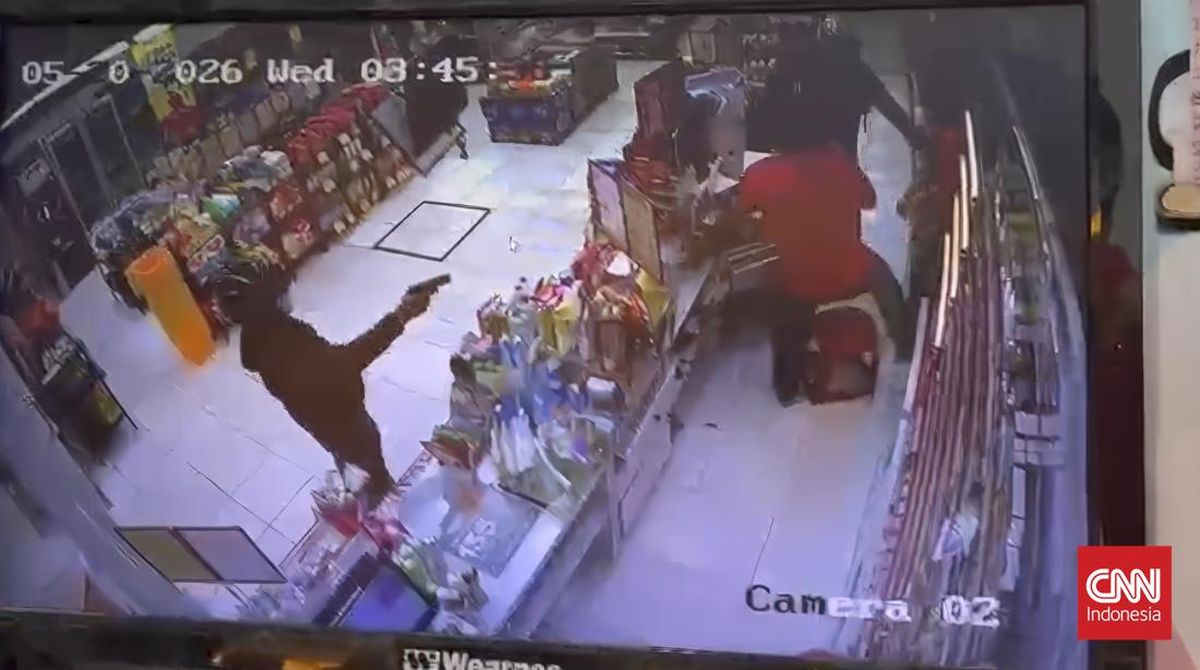 Robbery at a minimarket in Tangerang Regency, cashier threatened with a pistol