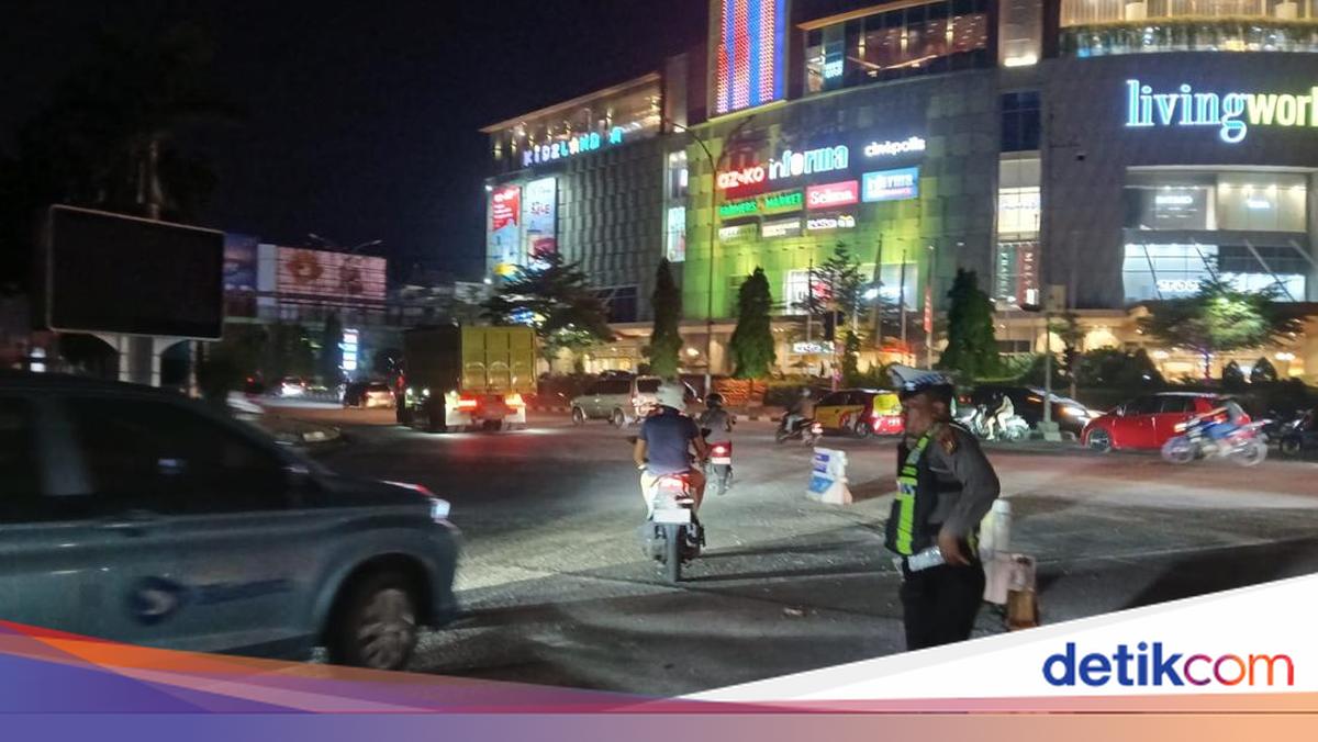 Traffic gridlock in Pekanbaru as power outage hits, police deploy traffic control