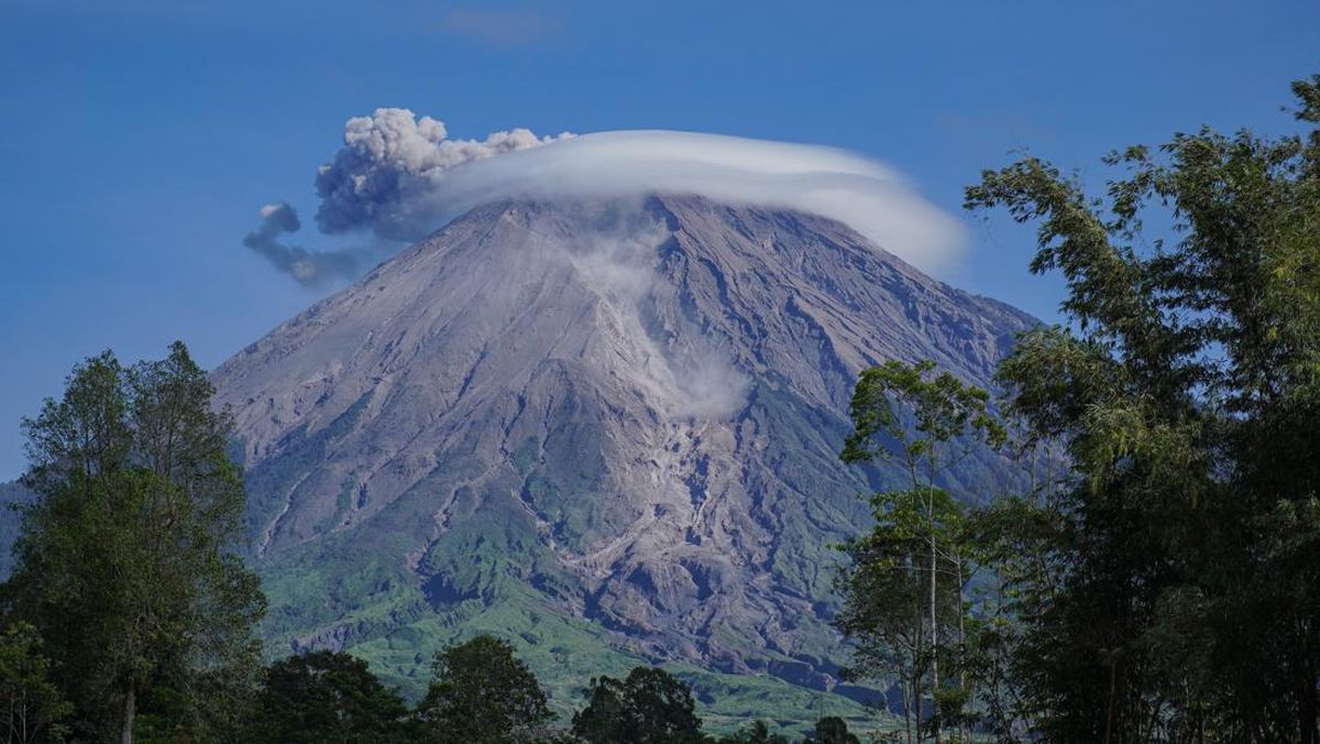 Semeru Volcano Erupts This Evening, Residents Urged to Exercise Caution