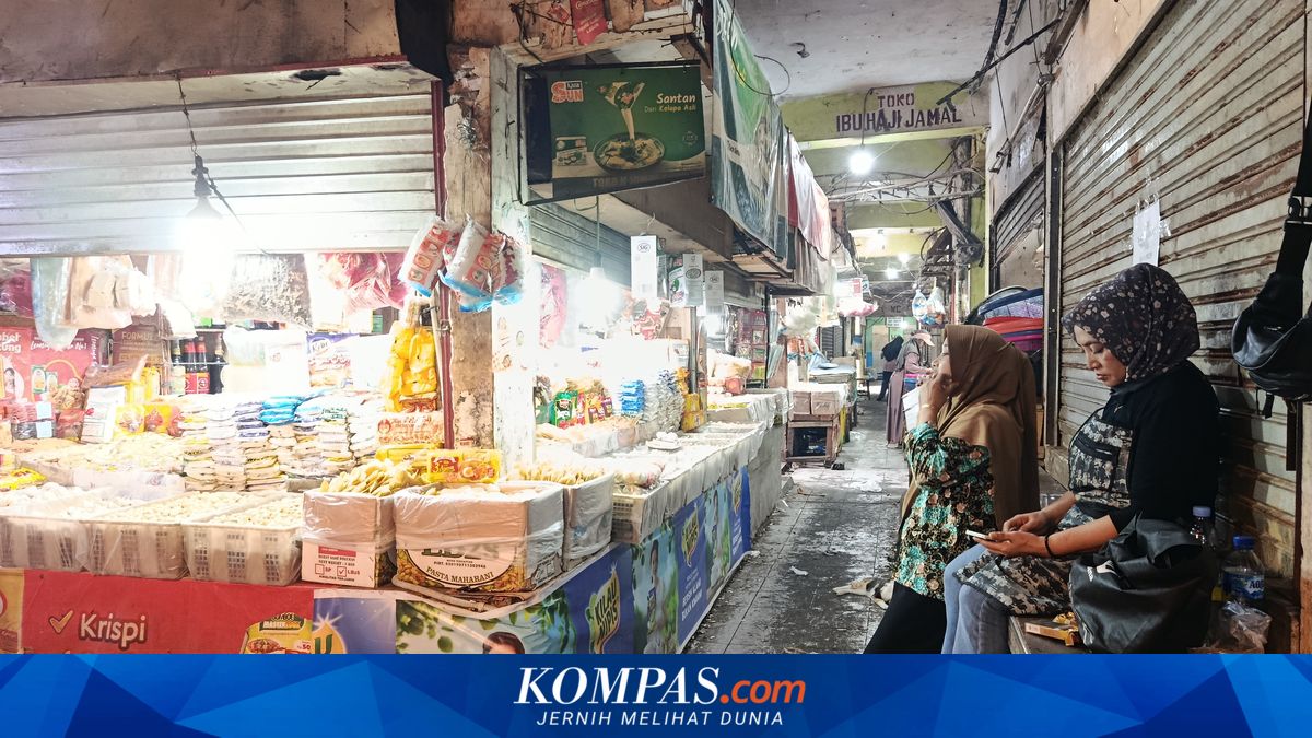 Prices of Essential Goods at Pasar Baru Bekasi Rise as Shoppers Cut Back on Purchases