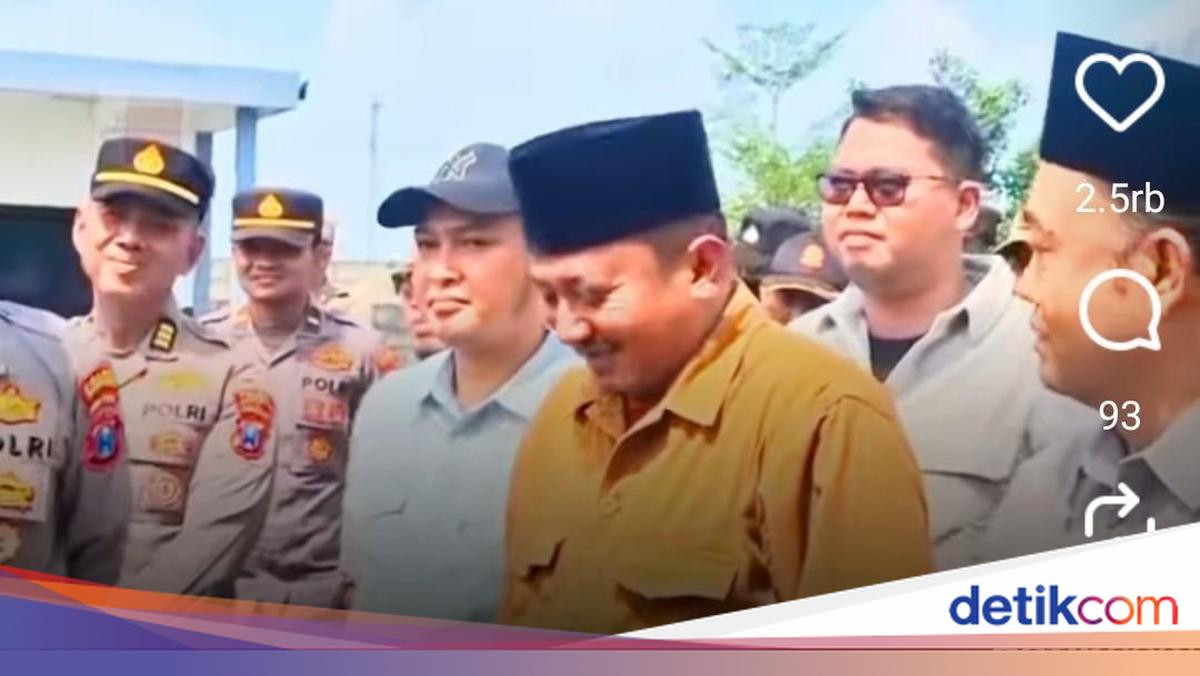 Bangkalan DPRD Member Smiles as His Own Child Takes to the Demonstration