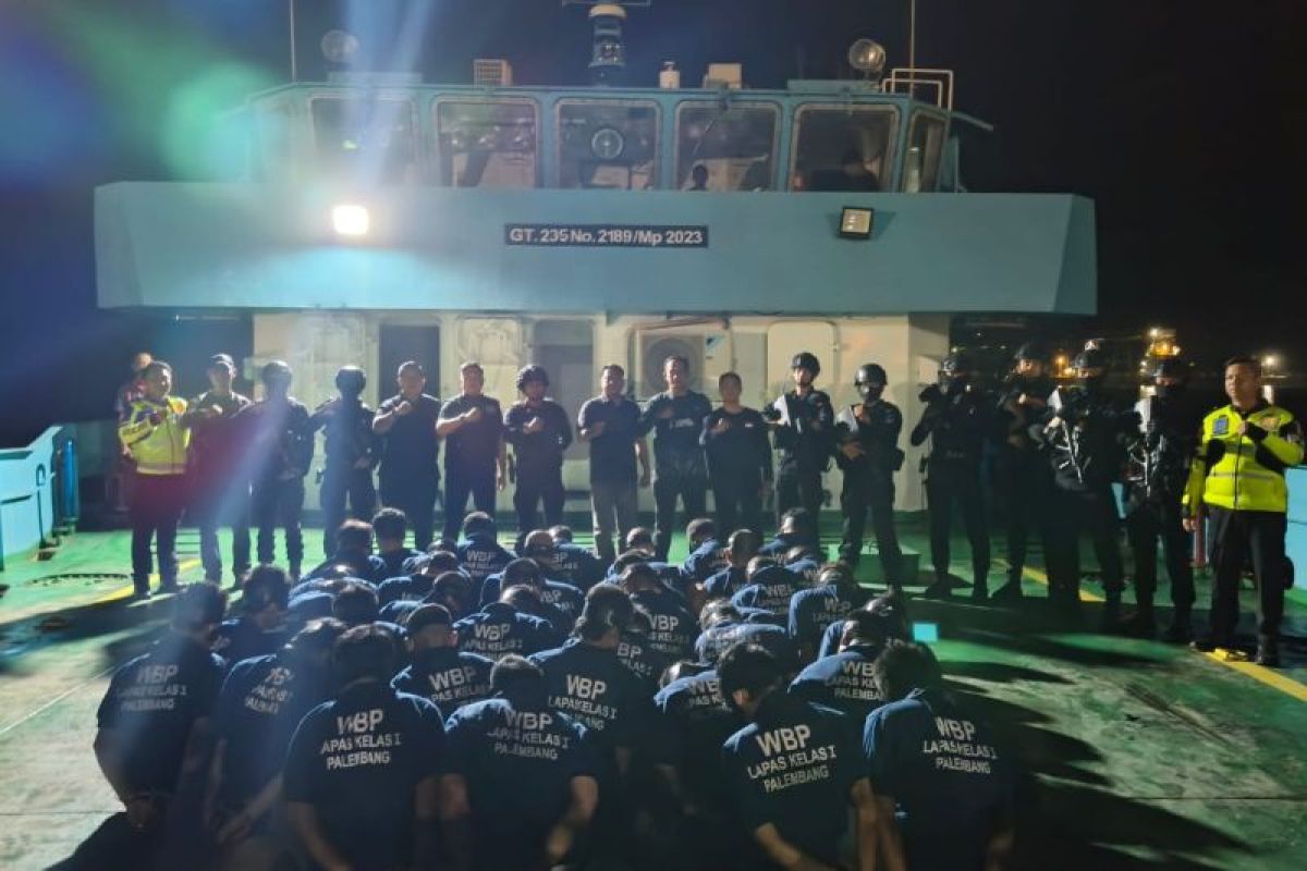 Kemenimipas moves 40 inmates from South Sumatra to Nusakambangan
