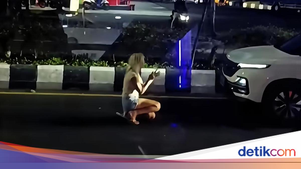 Foreign Woman Kneels in Front of Car in Nusa Dua, Suspected Plea for Help