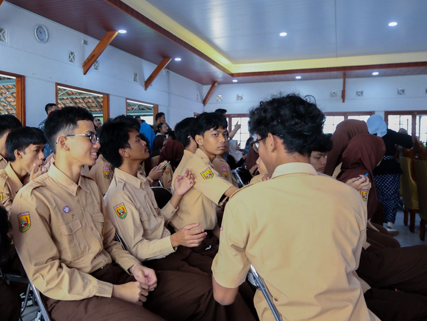 GAAD 2026: SLBN Cicendo Bandung Students Equipped with Photography Skills