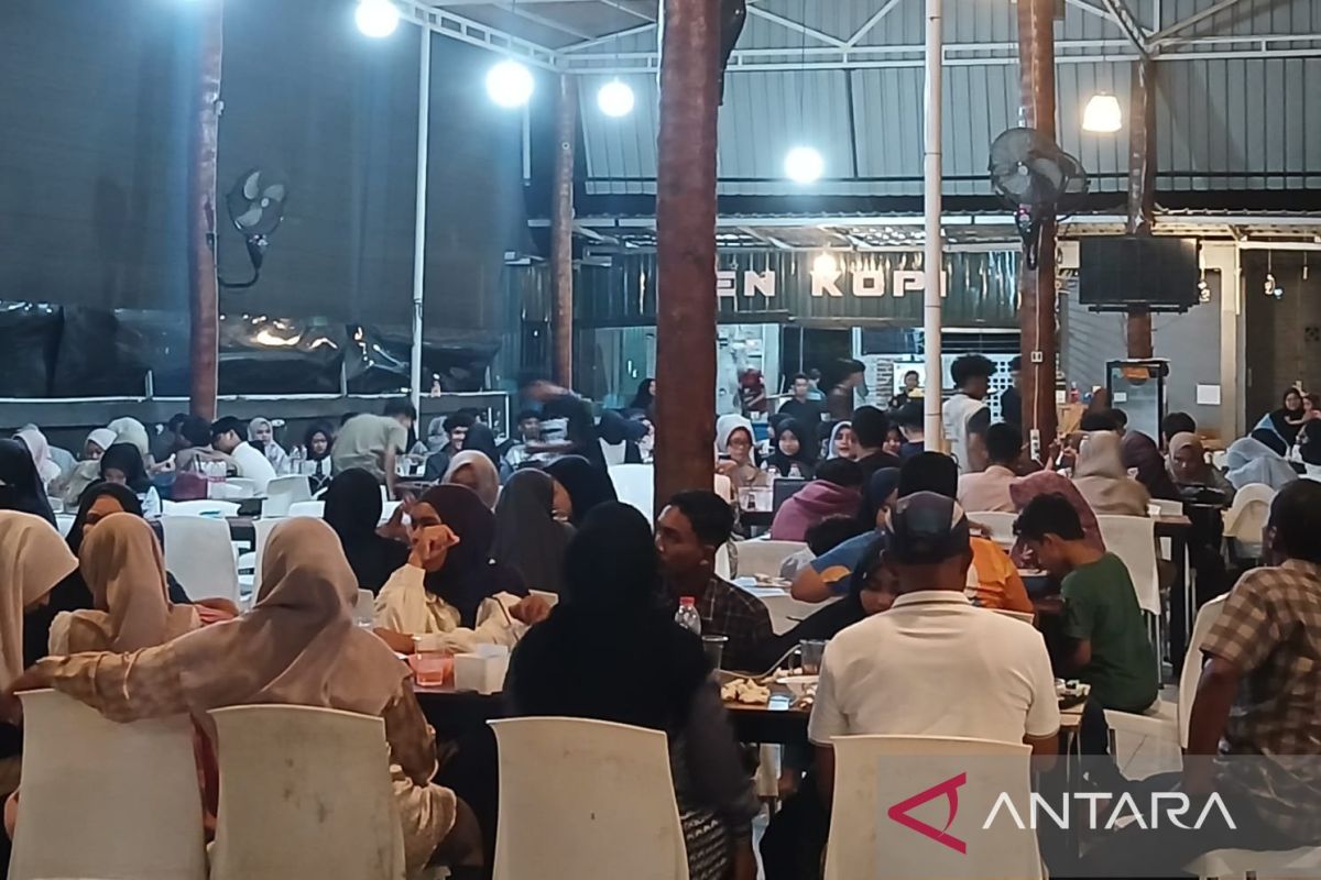 Banda Aceh residents flood warkops as total blackout strikes
