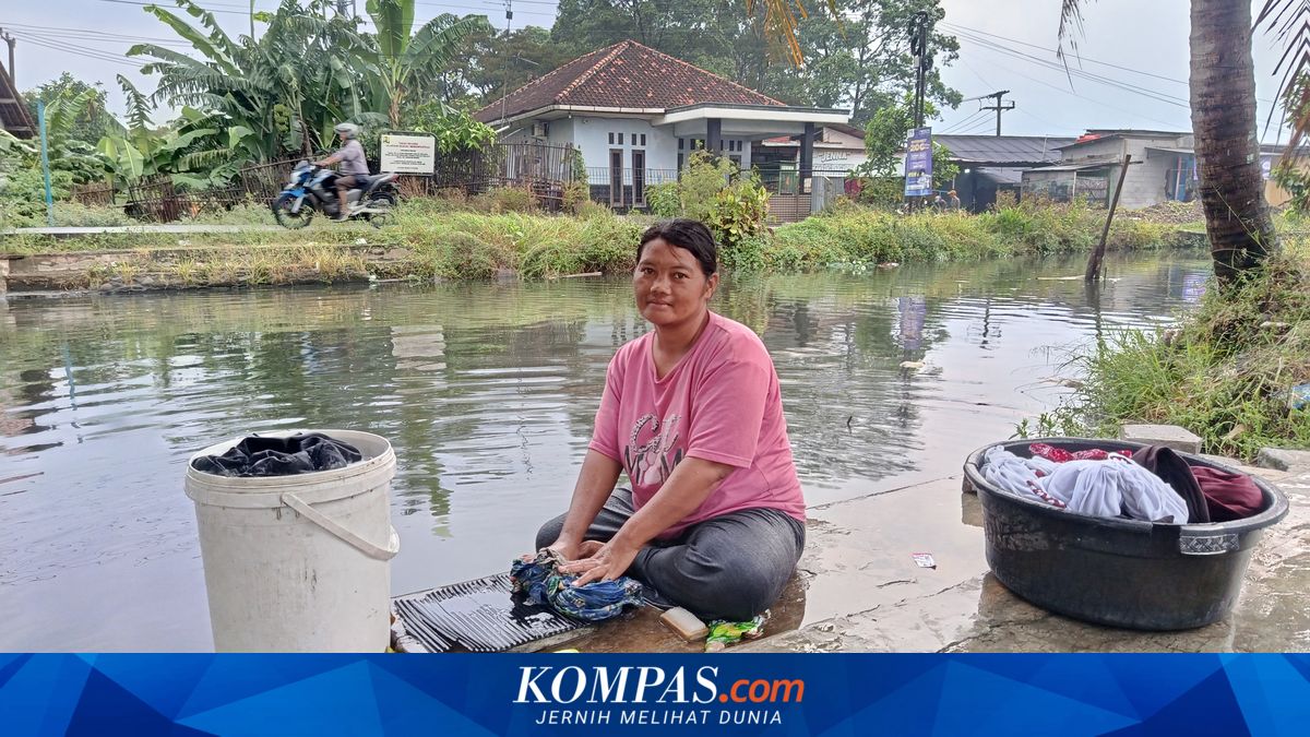 Forced to Use Murky Bekasi Canal Water, Residents Say They Cannot Afford Clean Water