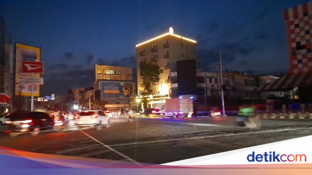 Medan Resident Seeks Wi-Fi to Contact Family During Power Outage