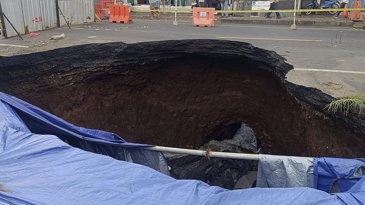 Inter-village connecting road in OKU Selatan collapses; traffic completely halted