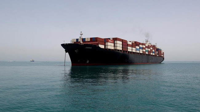 31 Ships Cross Strait of Hormuz Escorted by the IRGC