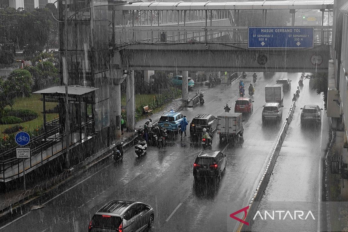 BMKG forecasts rain showers across all Jakarta areas on Saturday afternoon