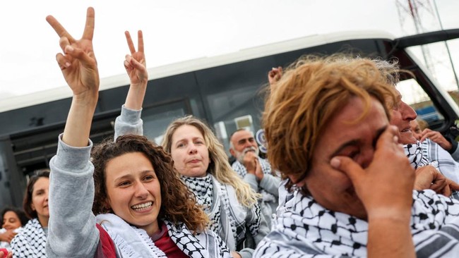 Tearful Scenes as Hundreds of Global Sumud Activists Arrive in Istanbul