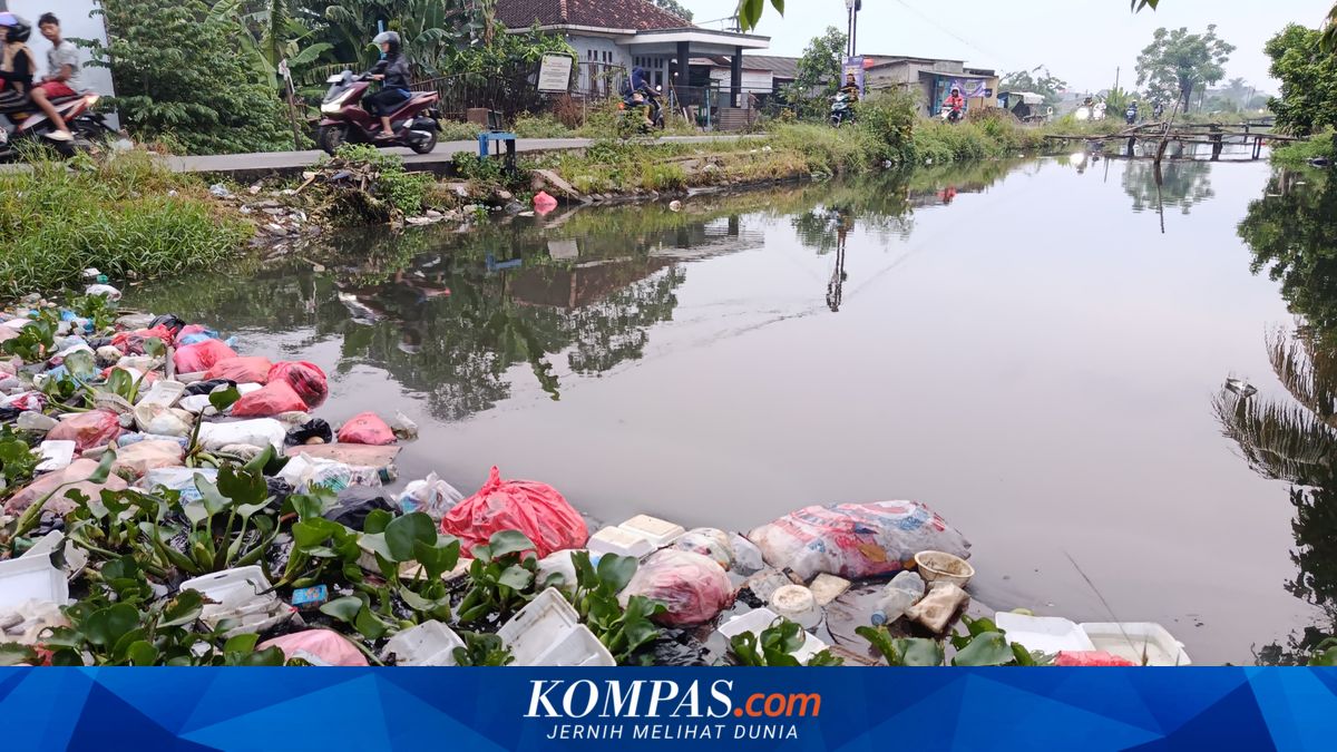 Polluted River Water Used for Washing Forces Residents of Cikarang Bekasi to Suffer Itching and Diarrhoea