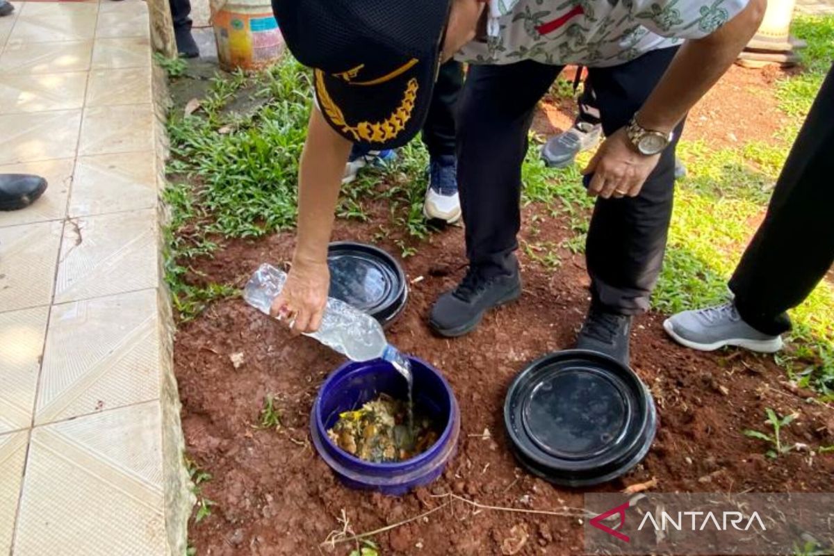 South Jakarta urges traders and Merah Putih Cooperative administrators to segregate waste