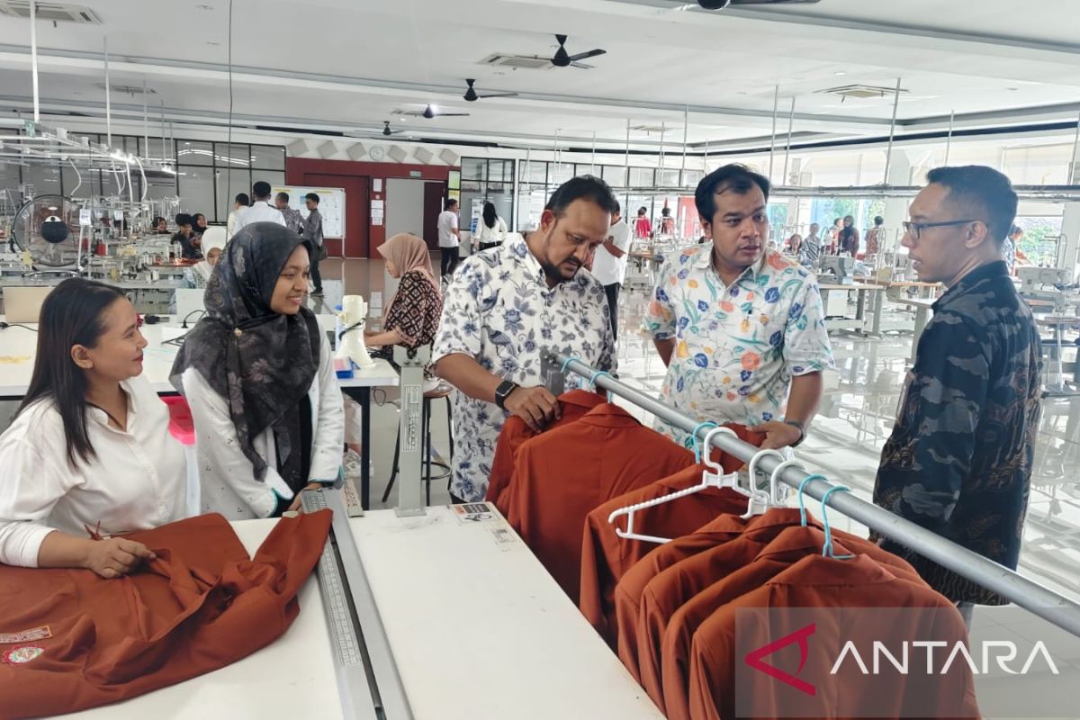 DPR Commission VII urges AK-Tekstil Solo to innovate to boost human resources