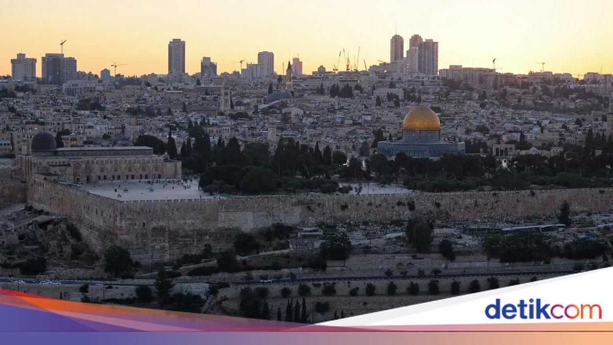 A group of Israeli settlers raid the Al-Aqsa Mosque compound and attack two guards