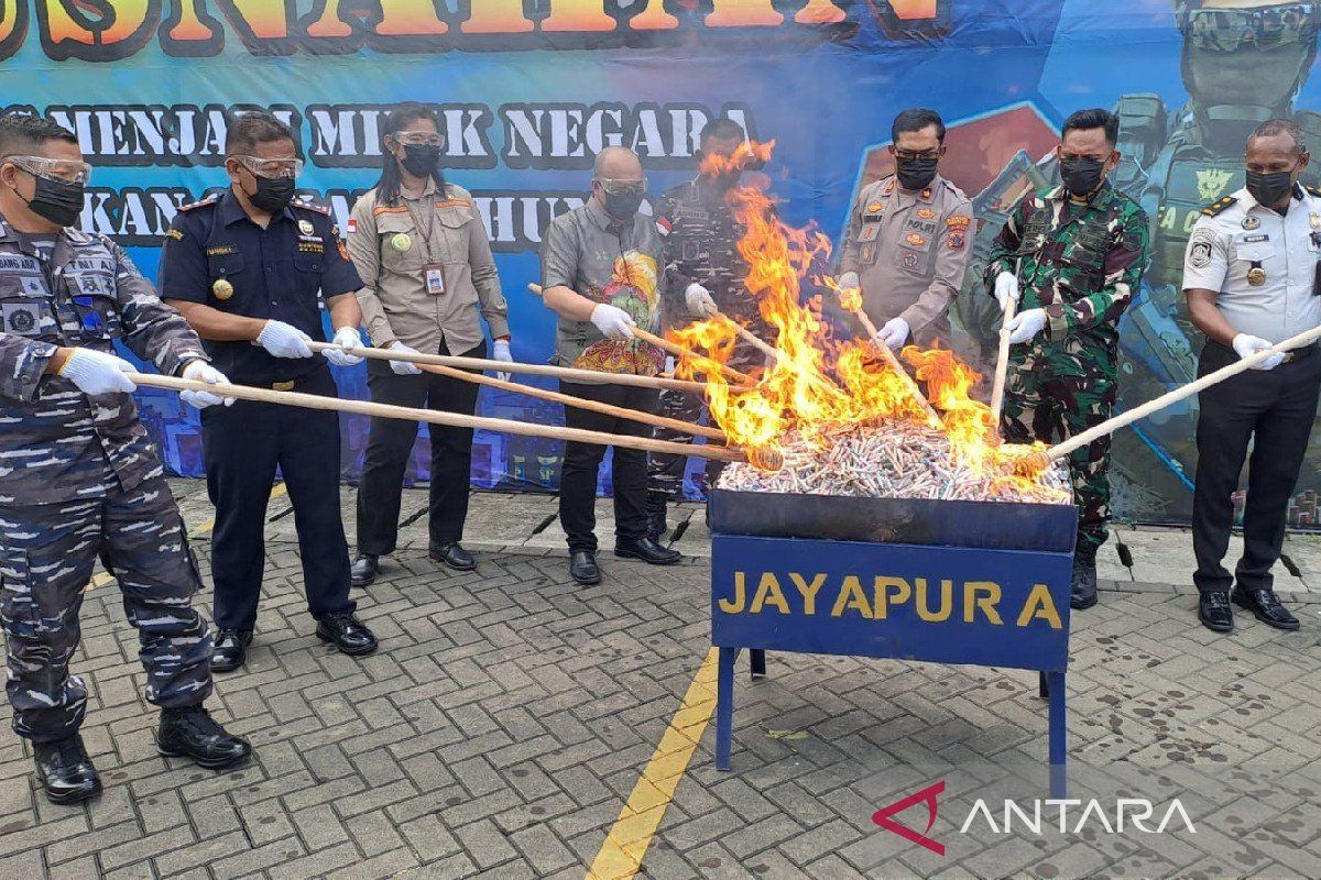 Jayapura Customs destroys 73,928 illegal cigarettes