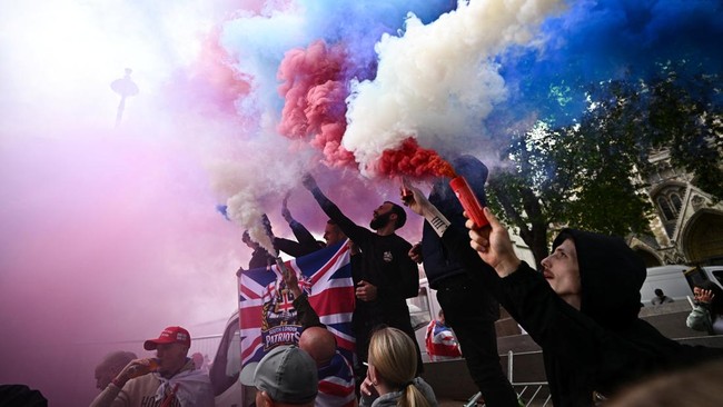 Massive Demonstrations Shake Britain as Pro-Trump Rally Demands PM Step Down