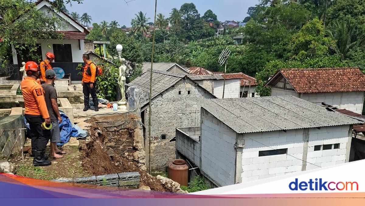 Landslide Hits Retaining Wall in Cimande, Bogor after Heavy Rain
