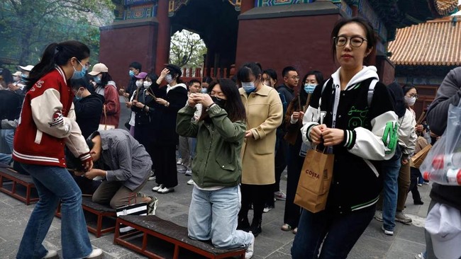 A New 'Contagious' Phenomenon in China: Young People Abandon the Iron Rice Bowl