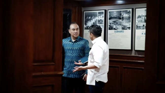 GoTo Chief Meets Cabinet Secretary Teddy, Discussing This with a Serious Expression