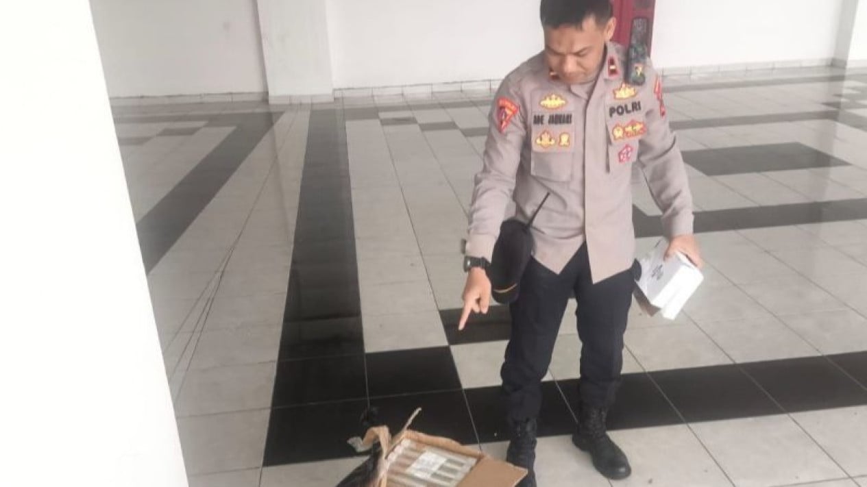 Police seize hundreds of dangerous items ahead of Persib vs Persijap match at GBLA Stadium, including firecrackers and alcohol