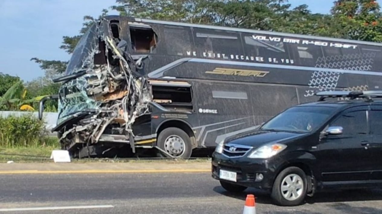 Bus Collides with Truck on Cipali Toll Road, One Passenger Dies
