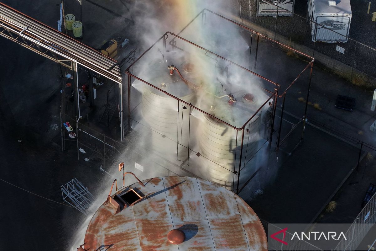 Chemical tank leak forces evacuation of 40,000 people in Southern California