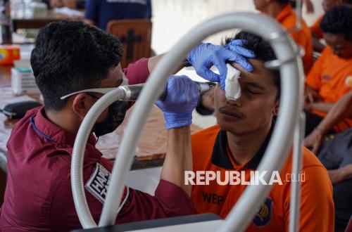 Inmates Enthusiastic About Free Tattoo-Removal Service at Makassar Class I Detention Centre