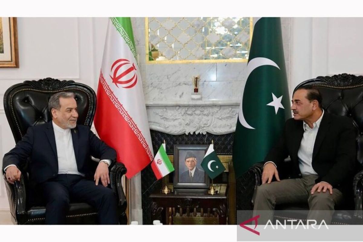 Iran's Foreign Minister and Pakistan's Army Chief discuss efforts to end the war