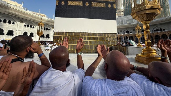 Saudi Claims 1.5 Million People Take Part in Hajj Despite War Raging