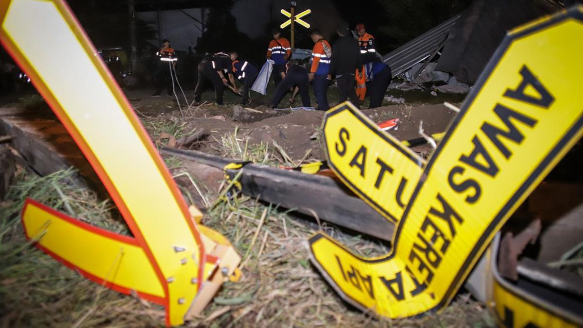 Train Hits Minibus at Level Crossing Without Barriers in North Sumatra