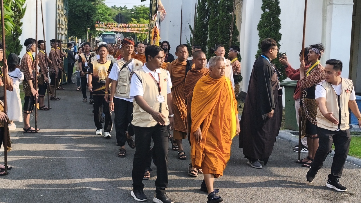 57 Buddhist Monks from Four Countries Stage Vesak Cultural Procession in Solo